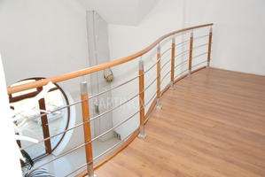 Balustrady nierdzewne z drewnem